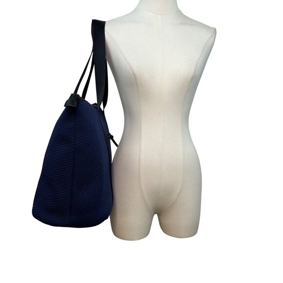 Elliot Lucca Navy Textured Lining Black Straps & Zipper Closure Tote Bag Sz L - Picture 6 of 13